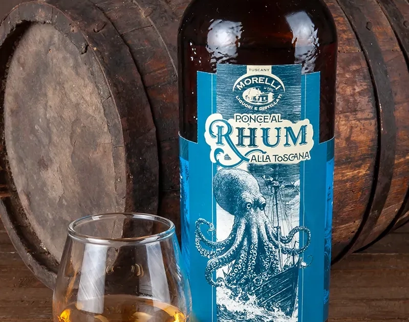 rum-045 Ponce al Rhum in bottiglia con bicchiere e botte sullo sfondo