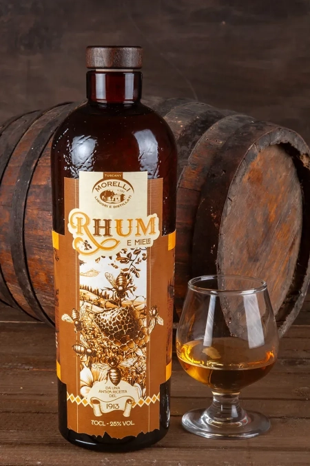 Bottiglia di Rhum al miele e bicchiere di rhum