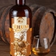Bottiglia di Rhum al miele e bicchiere di rhum