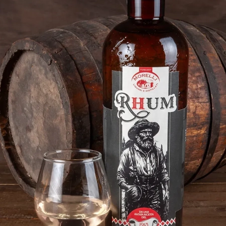 Bottiglia di Rhum invecchiato e bicchiere di rhum
