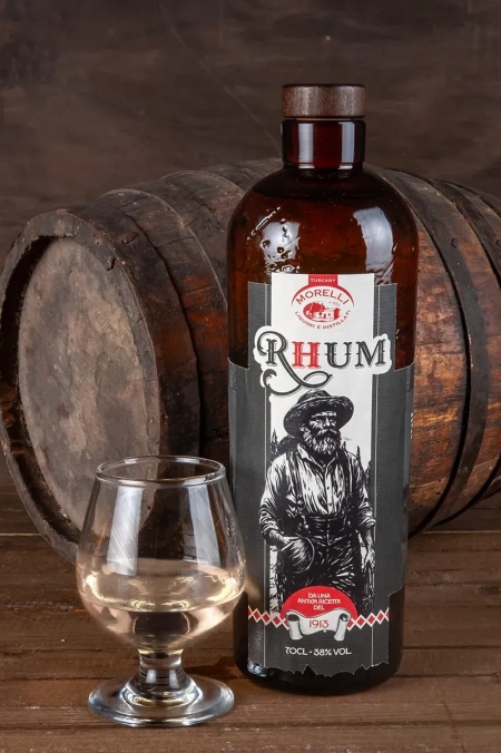 Bottiglia di Rhum invecchiato e bicchiere di rhum