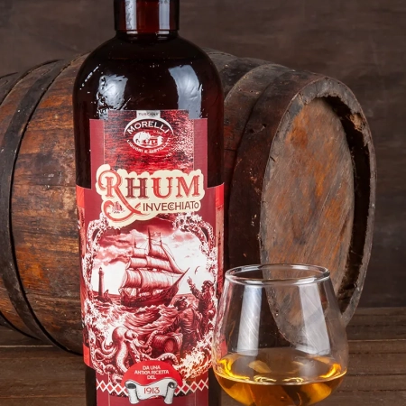 Bottiglia di Rhum invecchiato e bicchiere di rhum