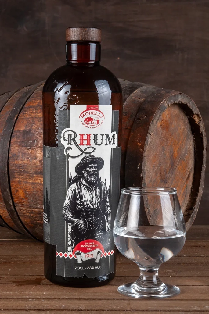rum-090 Rhum in bottiglia con bicchiere e botte sullo sfondo